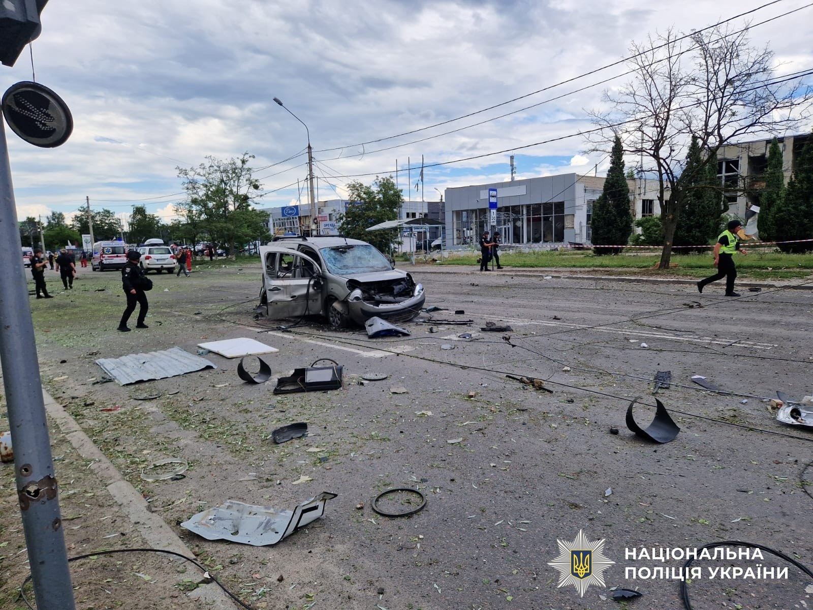 Наслідки удару КАБами по цивільній інфраструктурі в Зарічному районі Сум: пошкоджені багатоквартирні будинки та зупинка