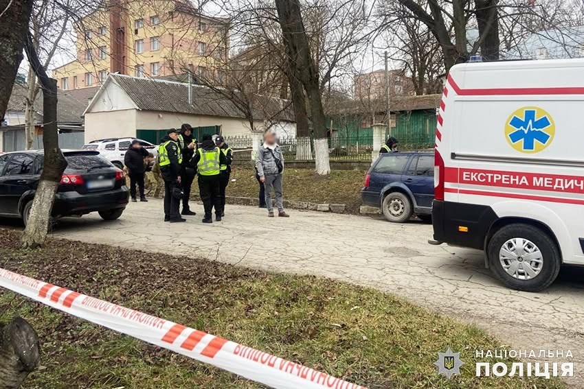 Пошкоджена будівля біля територіального центру комплектування у Кам'янці-Подільському після вибуху