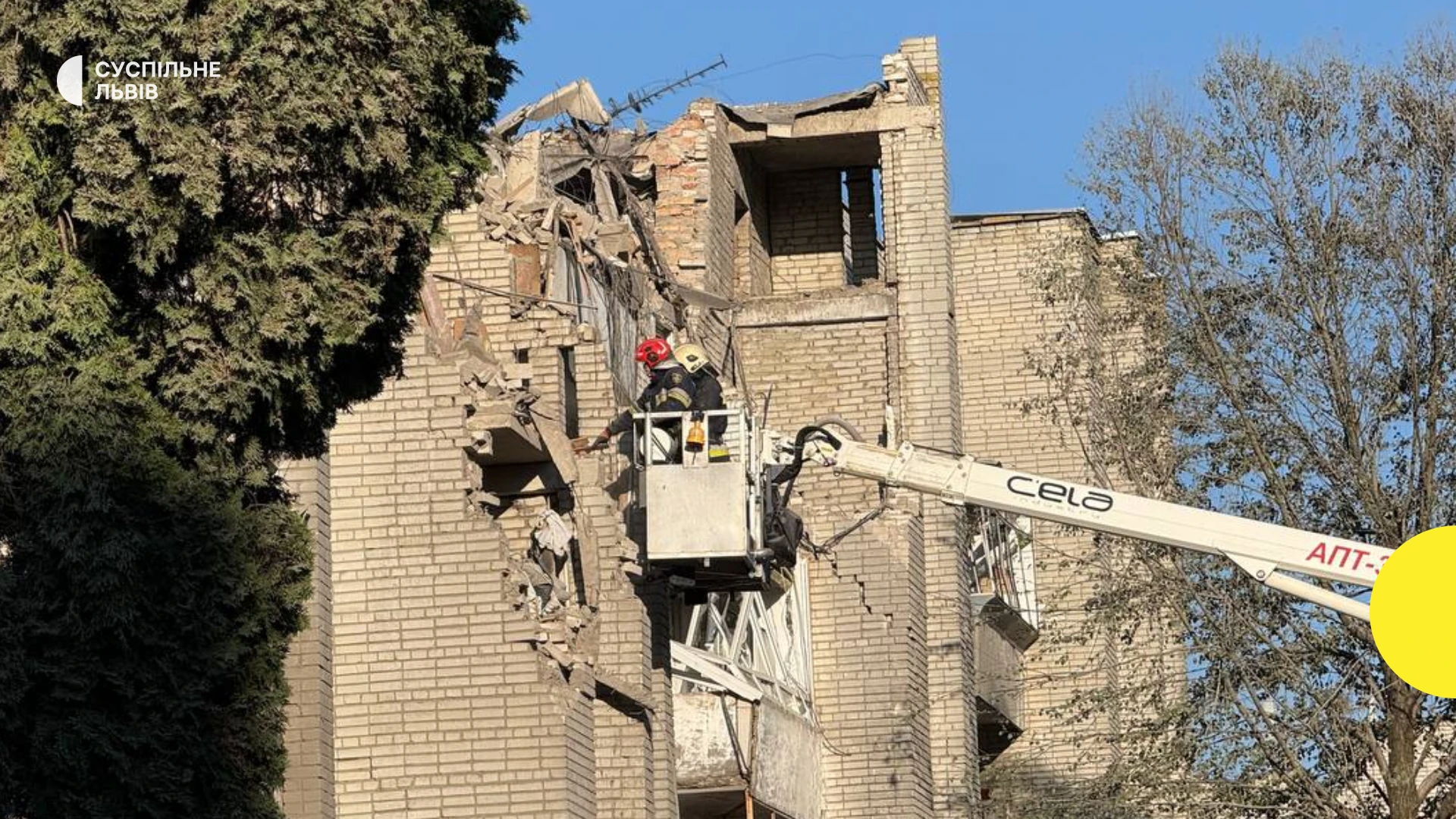 Рятувальники на місці ракетного удару по житлових будинках на вул. Патона у Львові