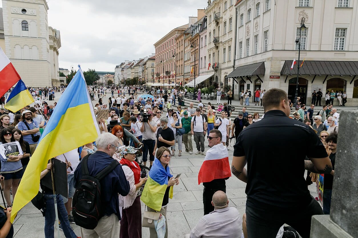 Учасники Пікету добросусідства на Замковій площі у Варшаві з прапорами Польщі, України та вільної Білорусі