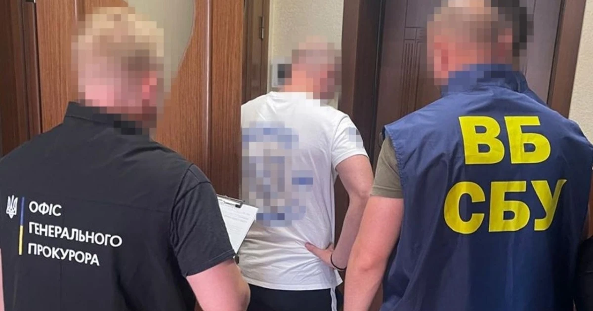 Робоче місце та вилучені гроші під час обшуків у справі щодо відкатів у Хмельницькій ОВА (фото СБУ та ОГП).