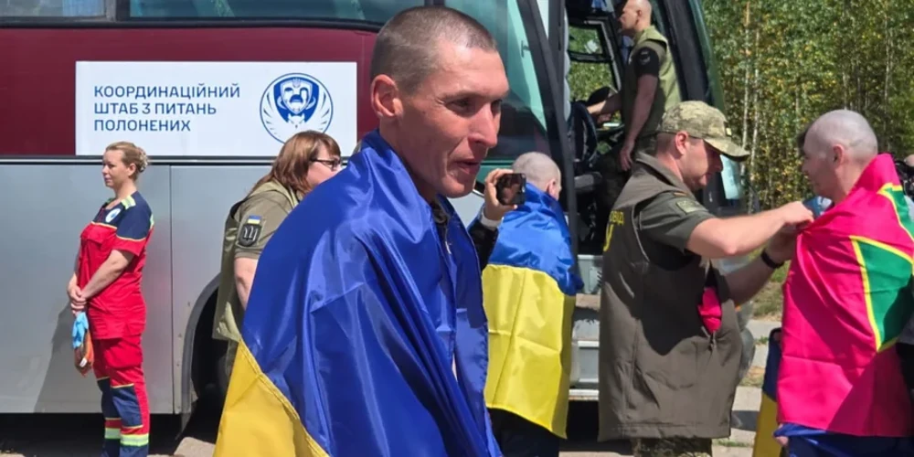 Звільнені з полону українські військові телефоном спілкуються з рідними