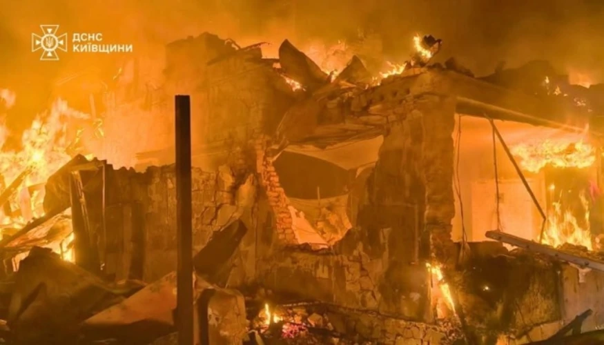 Пошкоджені приватний житловий будинок і автомобілі в Броварському районі Київської області після падіння уламків збитих