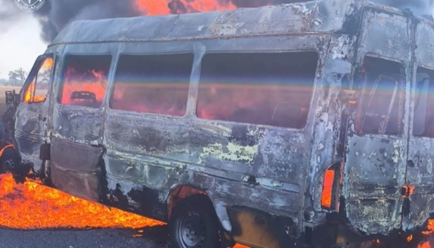 Пошкоджений пасажирський автобус після удару FPV-дрона у Нікопольському районі Дніпропетровщини