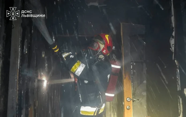 Наслідки пожежі у квартирі багатоповерхівки у Львові після вибуху акумуляторної батареї та робота рятувальників