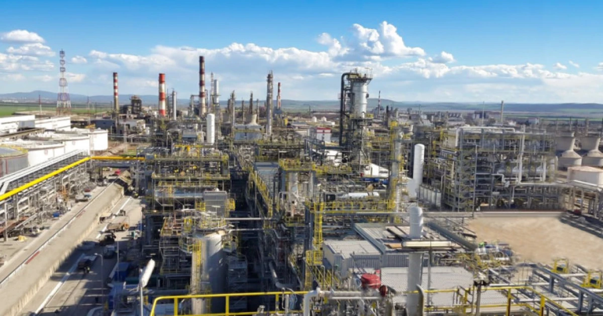 Дим над НПЗ Лукойл-Пермнафтооргсинтез після атаки 21 серпня