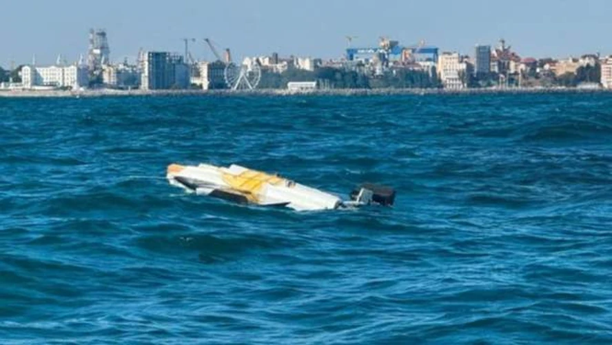 Білий апарат без надбудов у морі біля порту Томіс, схожий на морський безпілотник
