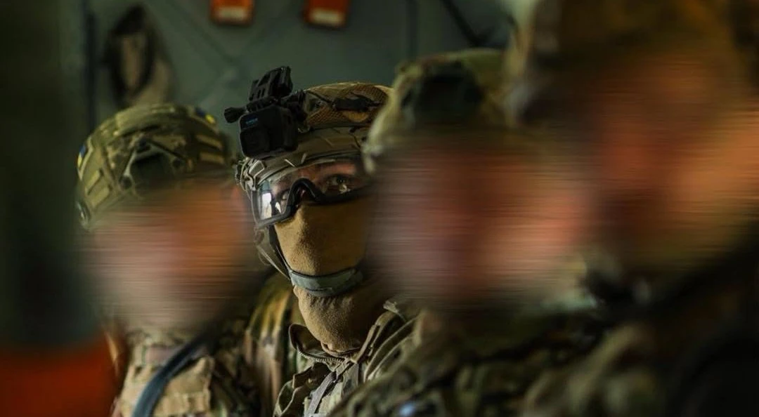 Українські спецпризначенці ССО під час операції зі звільнення населеного пункту