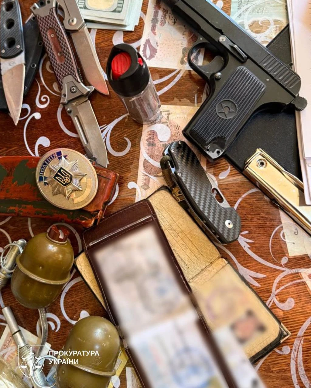 Працівники ТЦК в Одесі отримали підозри; у матеріалі також згадано телефон одного з працівників ТЦК.