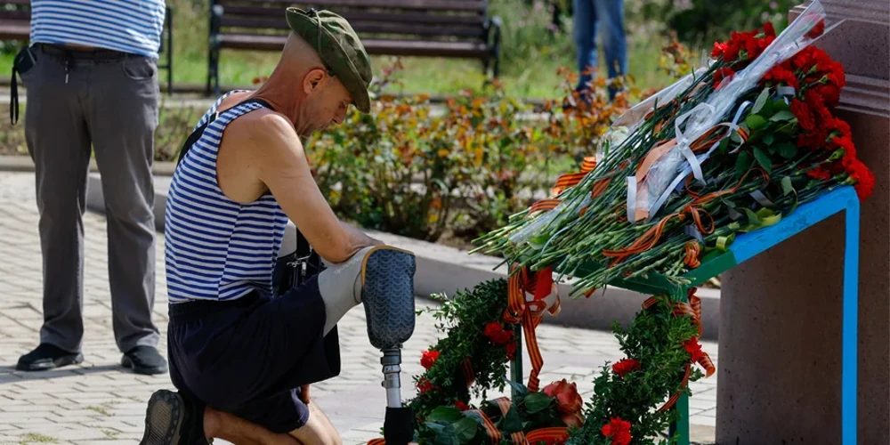 Російські військові на фоні військової інфраструктури під час перевірки готовності до мобілізації