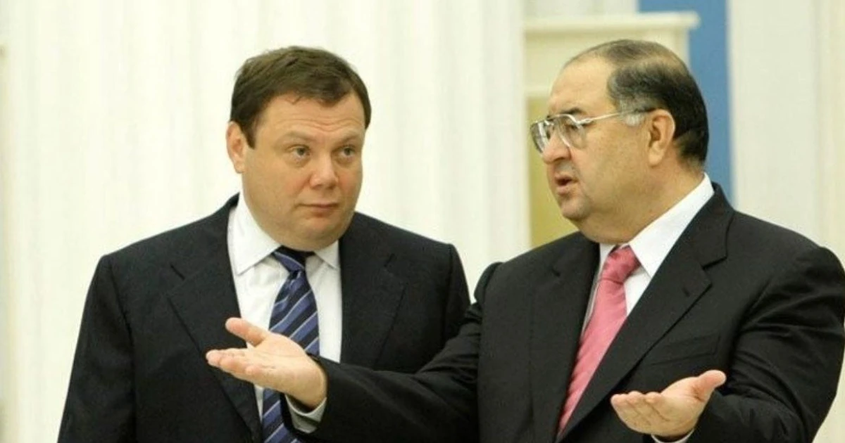 Прапор ЄС на тлі символіки санкційного списку