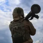 Українські військові під час відбиття нічної атаки ударних безпілотників (ілюстративне фото)