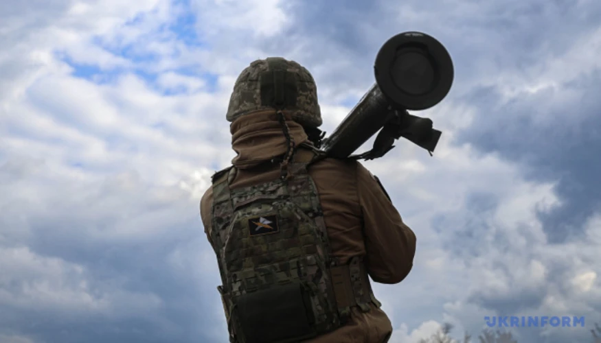 Українські військові під час відбиття нічної атаки ударних безпілотників (ілюстративне фото)