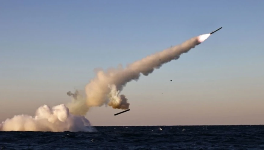 Крилата ракета підводного базування на тлі моря, державні ЗМІ КНДР назвали зброю стратегічною